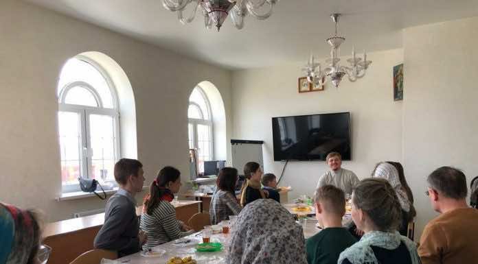 В Сергиевском храме в рамках празднования Дня православной молодежи состоялась встреча, организованная штатными священниками храма