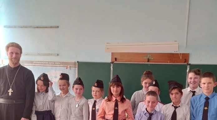 В Апшеронском районе священник посетил школу