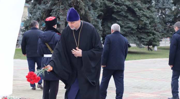 Благочинный возложил цветы к Мемориалу памяти