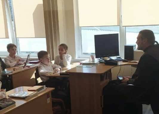 Протоиерей Борис Рыженков провел урок-беседу с учениками 3-го класса