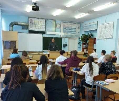 В ст. Саратовской священник встретился со старшеклассниками