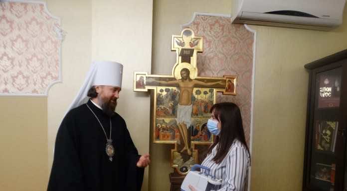 Митрополит Григорий передал аспиратор семье больного СМА младенца Вовы Сологуб