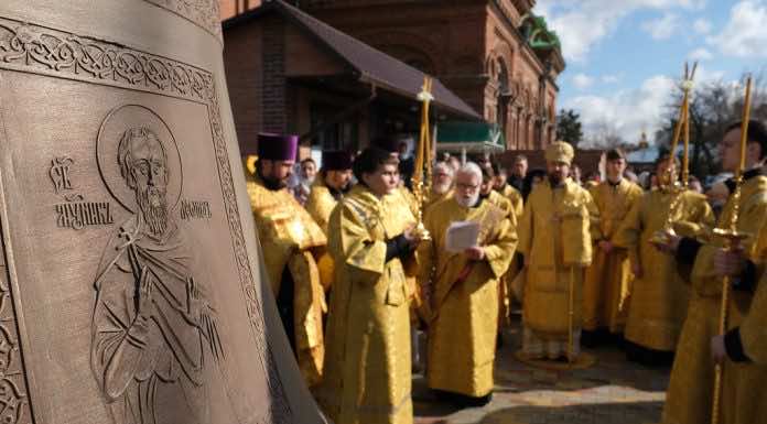 Митрополит Григорий освятил новые колокола в Свято-Троицком храме