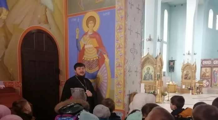 В Троицком храме священник провел экскурсию для первоклассников