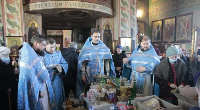 Участники локальных войн помолились за праздничной Литургией в храме Святой Троицы