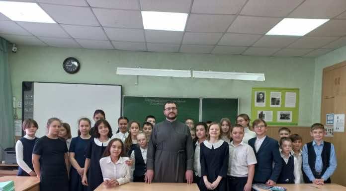 Диакон Евгений Дасов провёл встречу с учениками гимназии № 44 имени Михаила Тальского