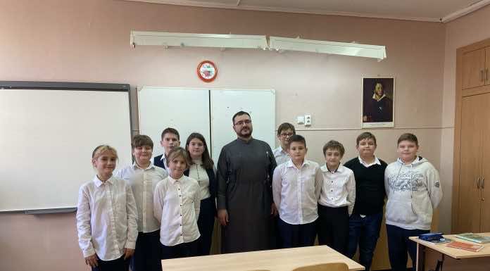 Диакон Евгений провел встречу с учениками 6 «в» класса гимназии № 44