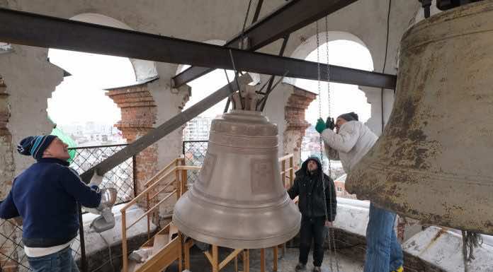 На звонницу в Троицком соборе Краснодара установили новые колокола