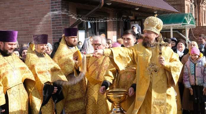 Митрополит Григорий совершил Литургию и освятил новые колокола в Свято-Троицком храме
