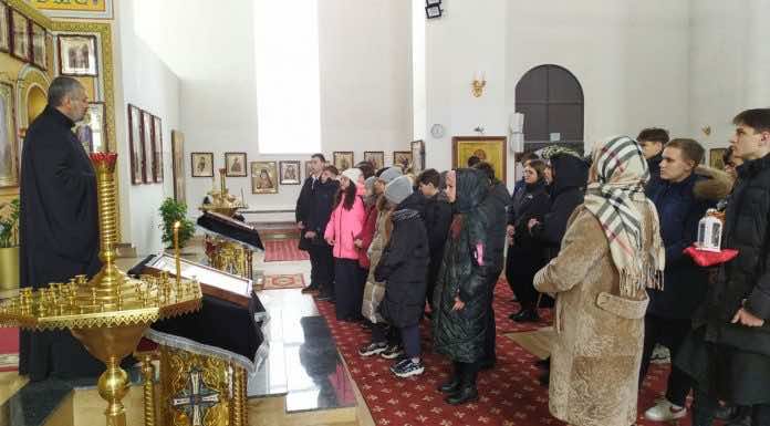 В храме Вознесения Господня в в посёлке Пашковском прошла передача Свечи Памяти между школами