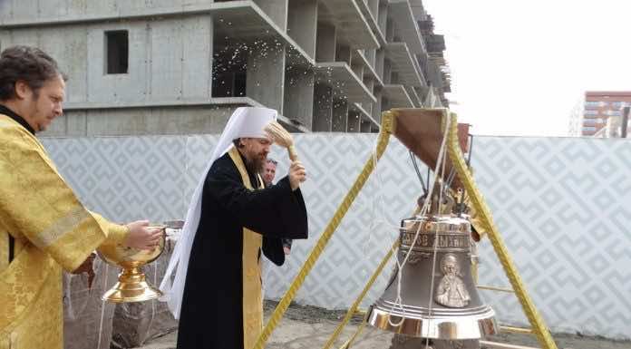 Митрополит Григорий освятил колокола строящегося храма в честь апостолов Петра и Павла