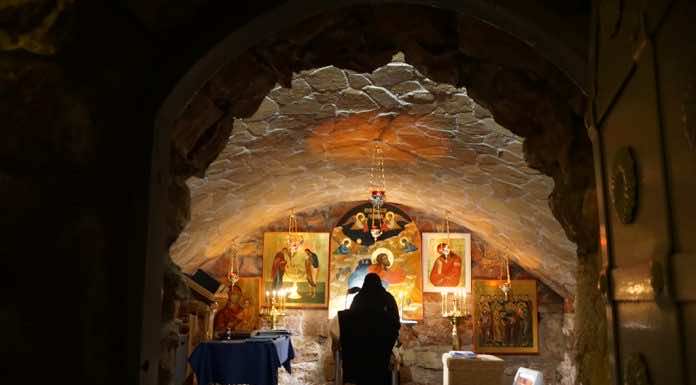 Во время Великого поста на подворье монастыря «Всецарица» в пещере Апостолов идет чтение Неусыпаемой Псалтири