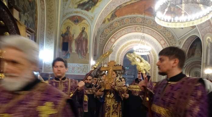 Митрополит Григорий совершил Всенощное бдение в канун Крестопоклонной недели