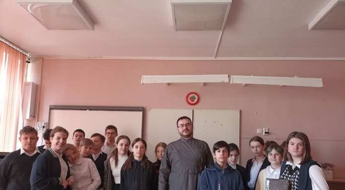 Диакон Евгений Дасов провёл встречу с учениками гимназии № 44