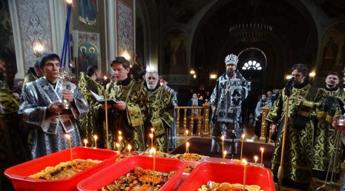 Видеосюжет: Митрополит Григорий совершил Литургию и чин освящения колива