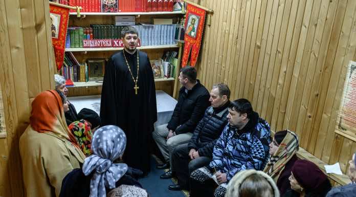 В библиотеке храма вмч. Димитрия Солунского состоялась встреча с прихожанами посвященная Дню православной книги