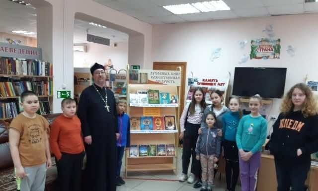 Протоиерей Роман Андропов посетил библиотеку имени А. И. Герцена