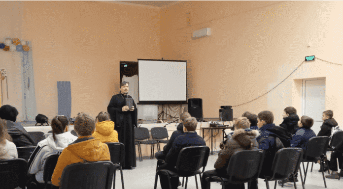 В Доме культуры станицы Куринской прошла встреча священника с учащимися средней школы