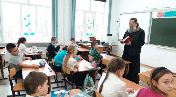 В преддверии Дня православной книги священник встретился с учащимися школы № 36 ст. Новодмитриевской