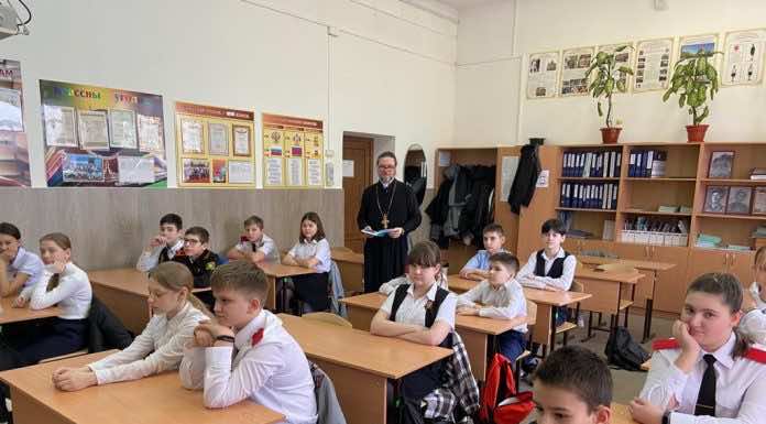 Штатный клирик храма Вознесения Господня в посёлке Пашковском провёл классный час в Пашковке казачьей школе