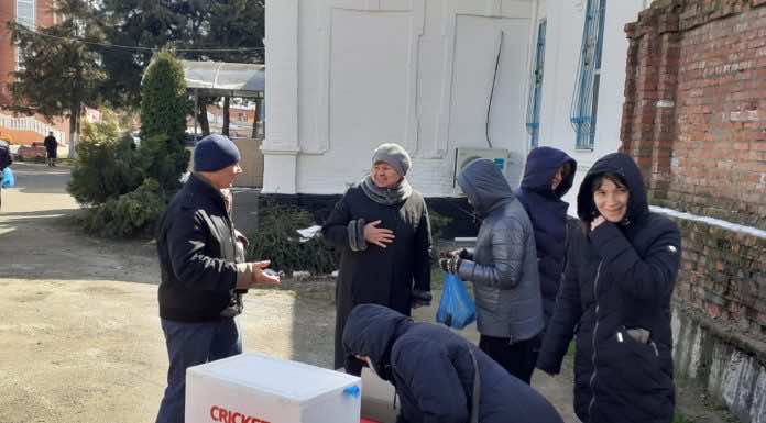 В храме Вознесения Господня в посёлке Пашковском раздавали благотворительные обеды нуждающимся
