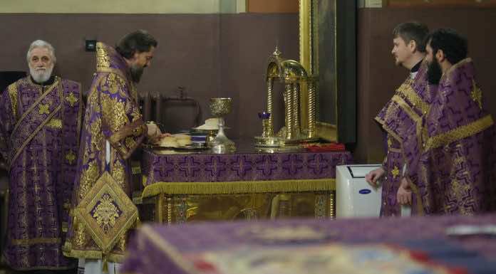 Митрополит Григорий совершил Литургию в Неделю Крестопоклонную