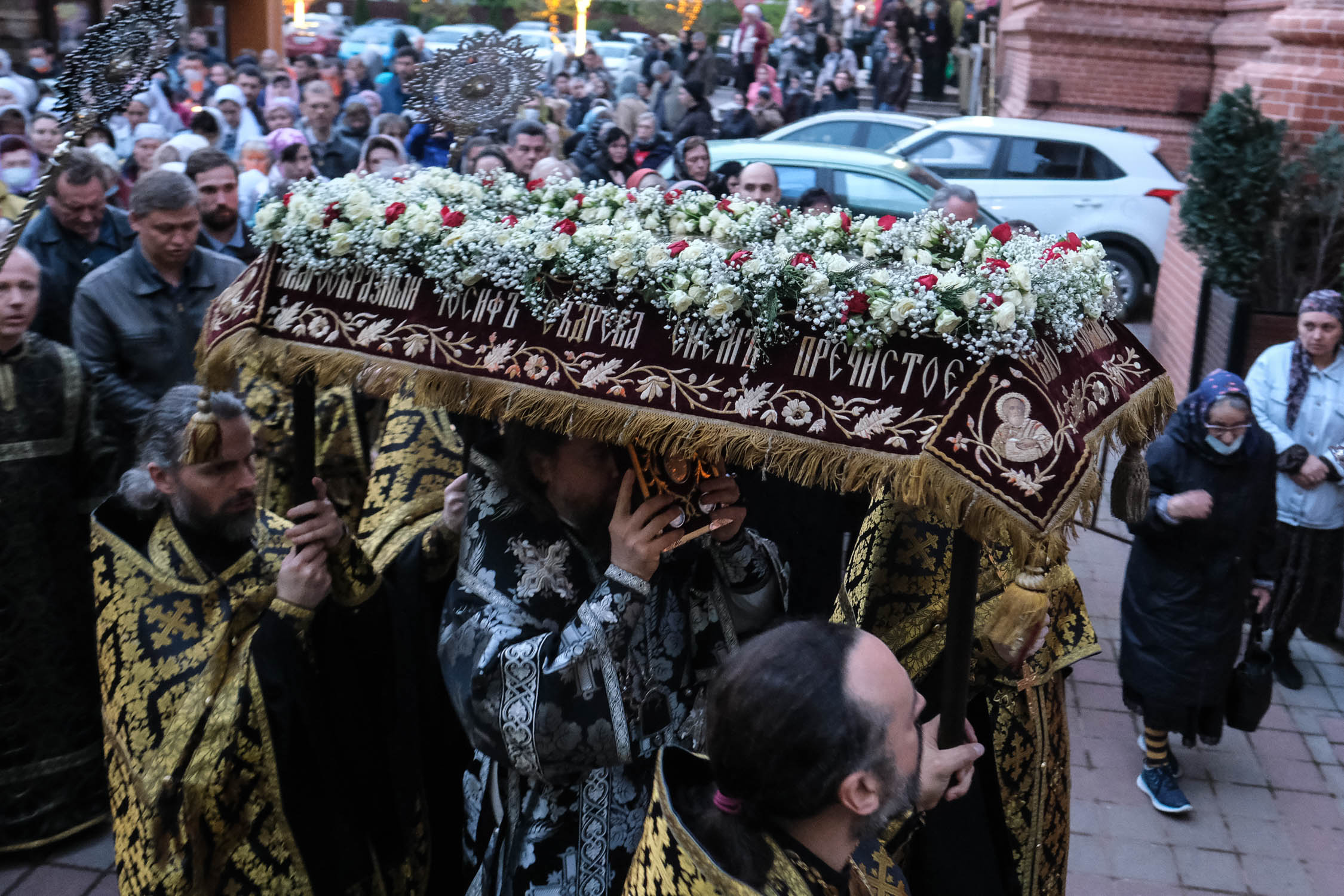 Митрополит Григорий совершил утреню с чином погребения Плащаницы Господа  Иисуса Христа - Сайт Екатеринодарской и Кубанской епархии