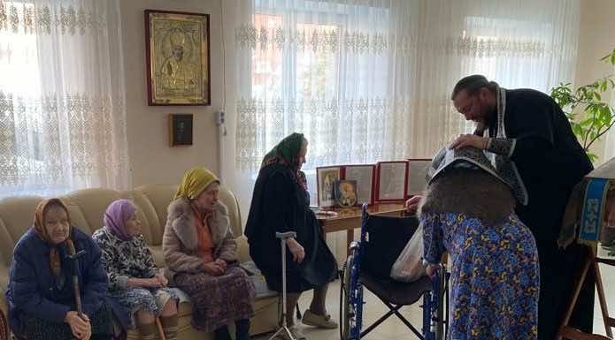 В Горячем Ключе благочинный посетил интернат для престарелых