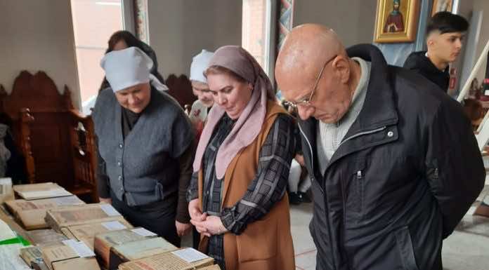 В рамках празднования Дня православной книги в Георгиевском храме хутора Ленина прошла выставка старопечатных и рукописных книг