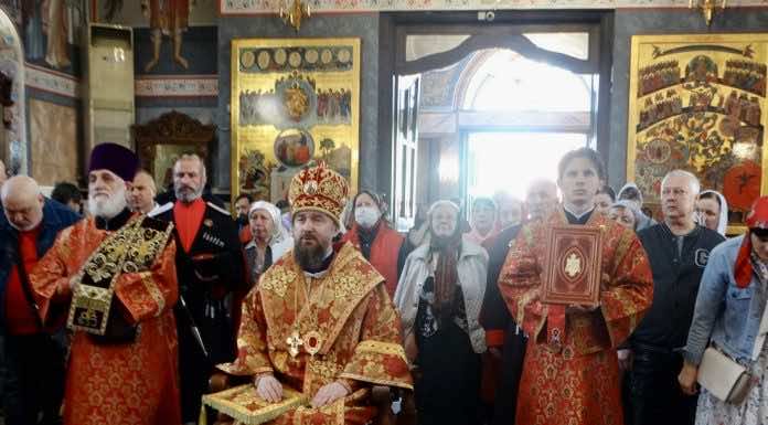 Видеосюжет: Архиерейская Литургия в храме Рождества Христова в первый день Пасхальной Седмицы