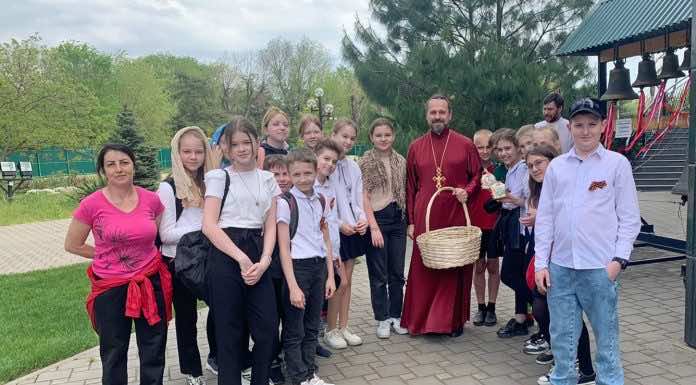 Школьники посетили храм Святого Духа на Светлой седмице