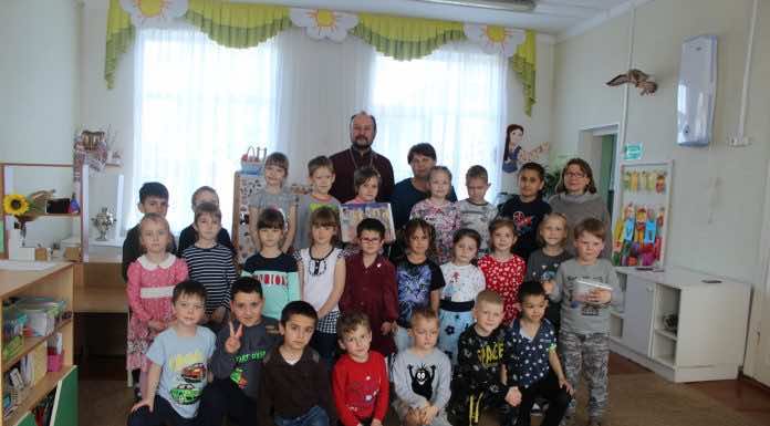 Протоиерей Димитрий Кравченко посетил детский сад № 21 станицы Азовской