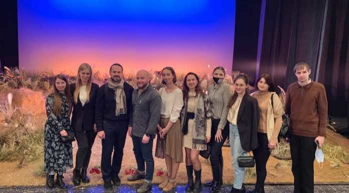 Для участников молодежного центра при храме Святого Духа провели экскурсию по закулисью Молодежного театра