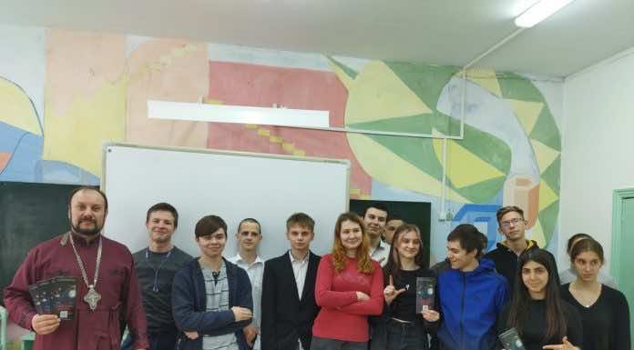 Священник провёл встречу с администрацией и старшеклассниками школы № 1 станицы Азовской