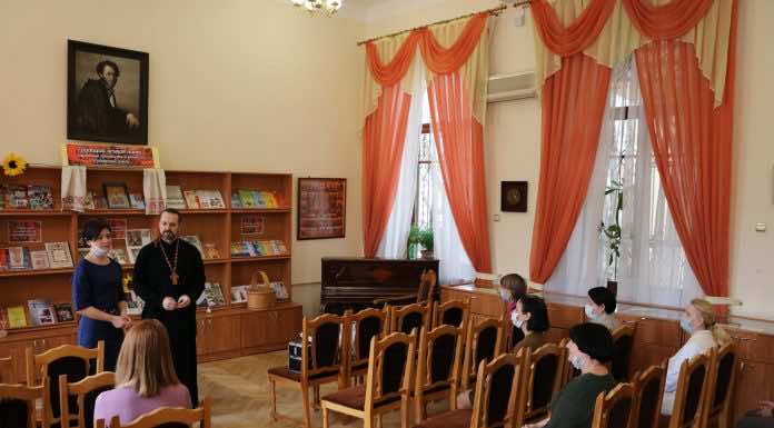 Протоиерей Сергий Лопасов совершил молебен в библиотеке имени Пушкина