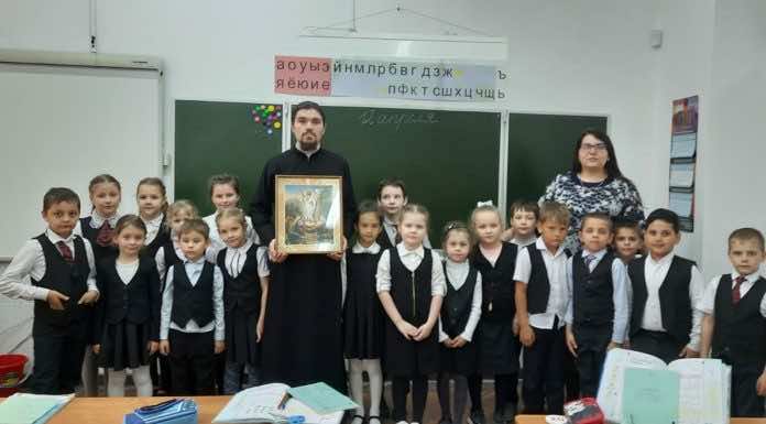 Священнослужитель побеседовал со школьниками о Воскресении Христовом