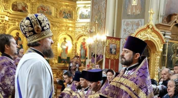 Видеосюжет: В Великий четверг митрополит Григорий совершил Литургию и чин омовения ног священникам