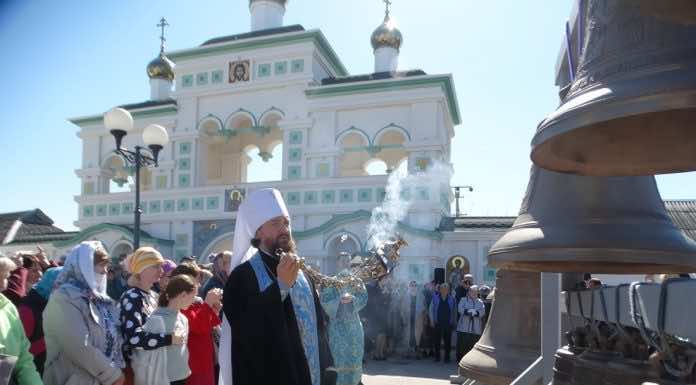 Митрополит Григорий освятил новые колокола для Троицкого храма станицы Динской