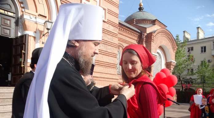 Митрополит Григорий наградил преподавателей воскресной школы Екатерининского собора грамотами и медалями