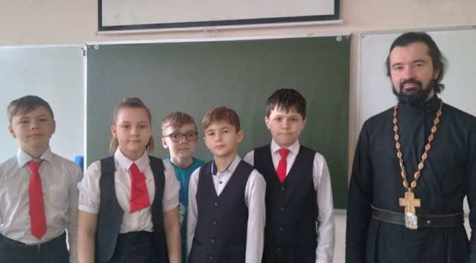 Священник благословил участников Олимпиады по ОПК