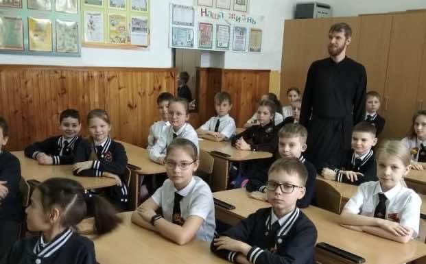 Диакон провел урок Основ православной культуры в школе № 75
