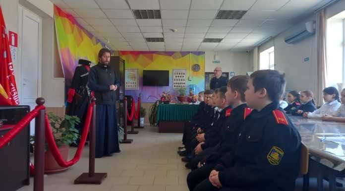 Клирик Андреевского храма провёл беседу с учениками пятых классов