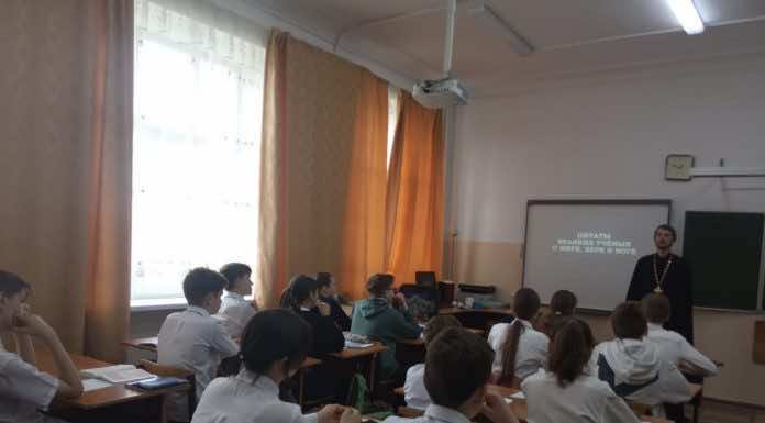 Клирик храма свт. Спиридона Тримифунтского провел беседу о взаимодействии науки и религии со школьниками