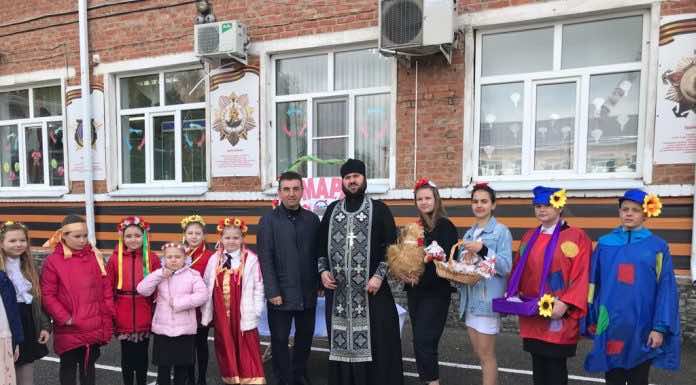 Священник посетил школьную благотворительную ярмарку