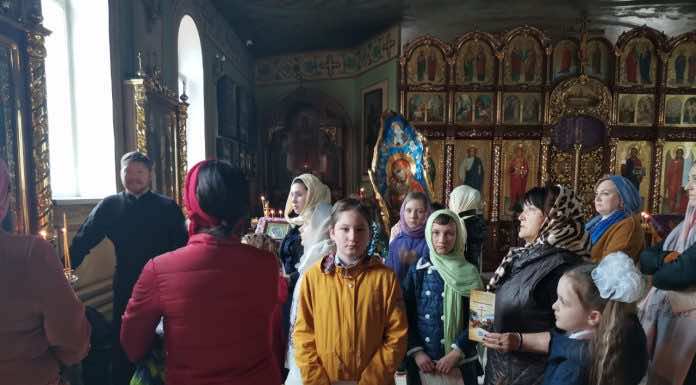 Дети из приюта «Островок» посетили храм Святой Троицы