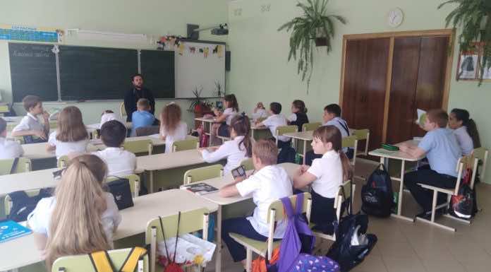 В ст. Суздальской священник поздравил школьников с праздником Пасхи