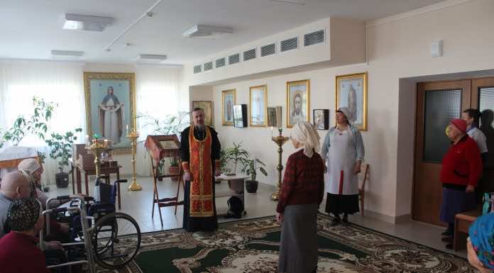 В Горячем Ключе священник и сестра милосердия посетили интернат для престарелых