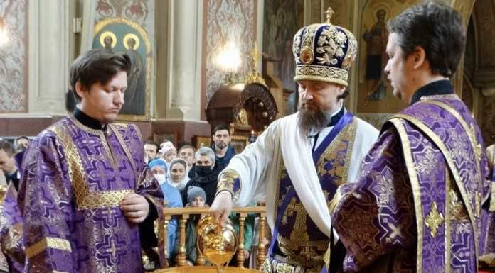 В Великий четверг митрополит Григорий совершил Литургию и чин омовения ног священникам