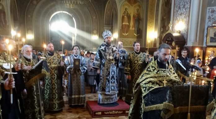 Митрополит Григорий совершил утреню с чтением 12-ти Страстных Евангелий