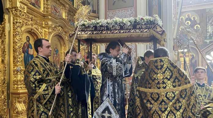Митрополит Григорий совершил вечерню с чином выноса Плащаницы Господа Иисуса Христа